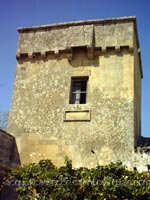 Torre fortificata, Palazzieddhru, all'ingresso del paese
